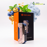 GeekVape Aegis Solo 3 Akkuträger in Golden Blue vor seiner Verpackung mit Beeren und Minze.
