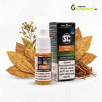 SC Virginias Tabak E-Liquid Flasche und Verpackung vor getrockneten Tabakblättern.