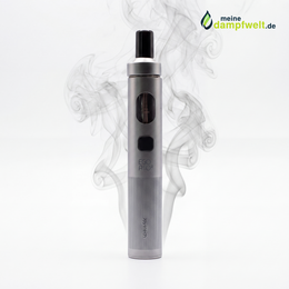 Silberne Joyetech eGo AIO 2 E-Zigarette im Pen-Style mit Dampfschwaden im Hintergrund.