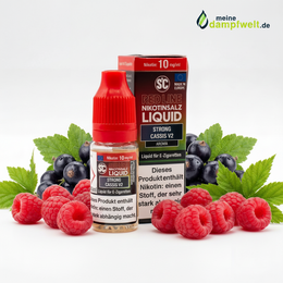 SC Red Line Strong Cassis V2 Nikotinsalz Liquid Flasche und Packung neben schwarzen Johannisbeeren.